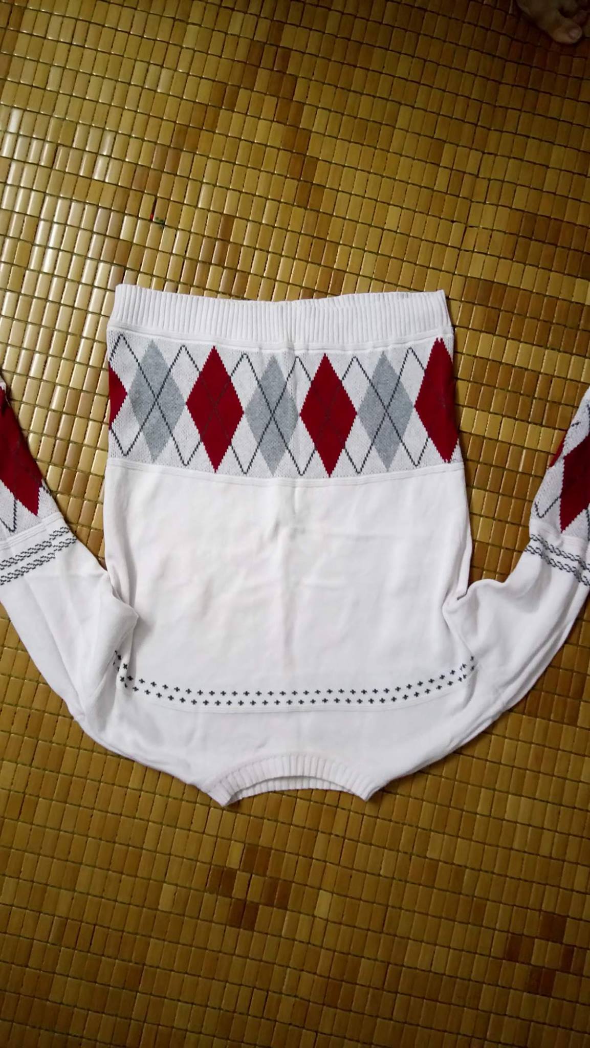 Áo len quả trám.jpg