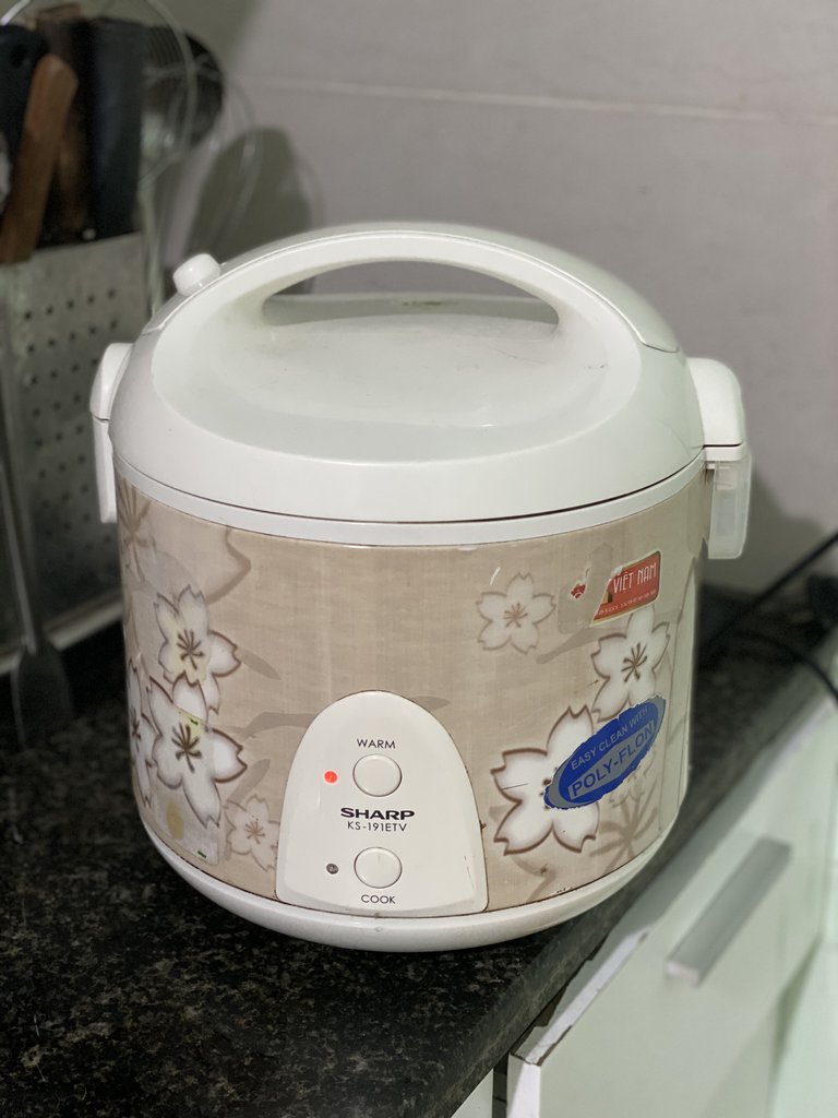 Nồi cơm Sharp 1.8l ảnh chính.jpg