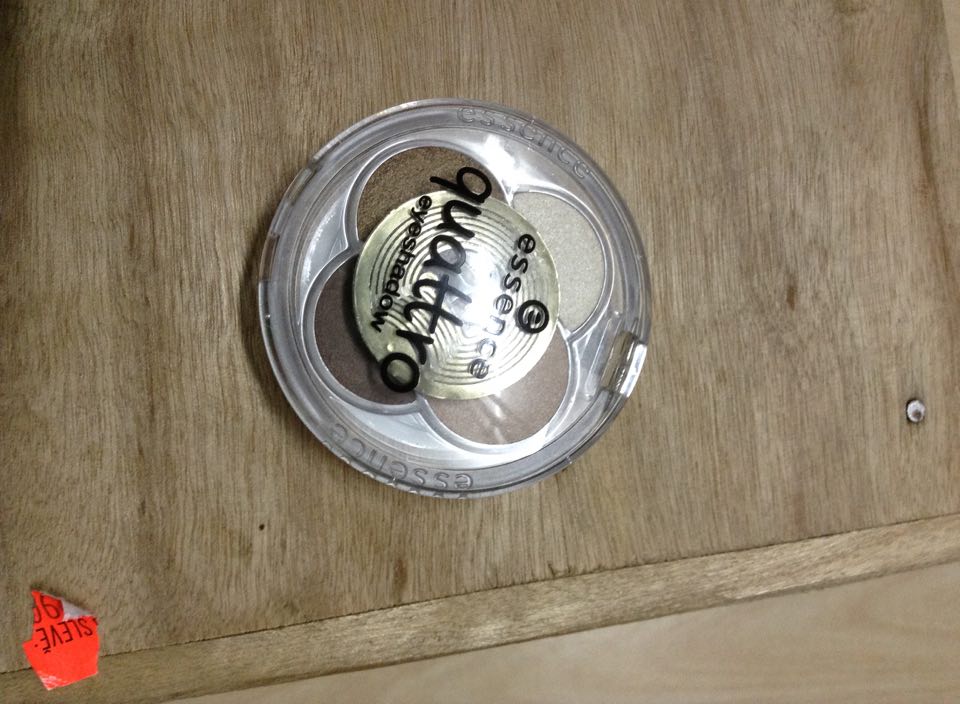 phấn mắt Essence.jpg