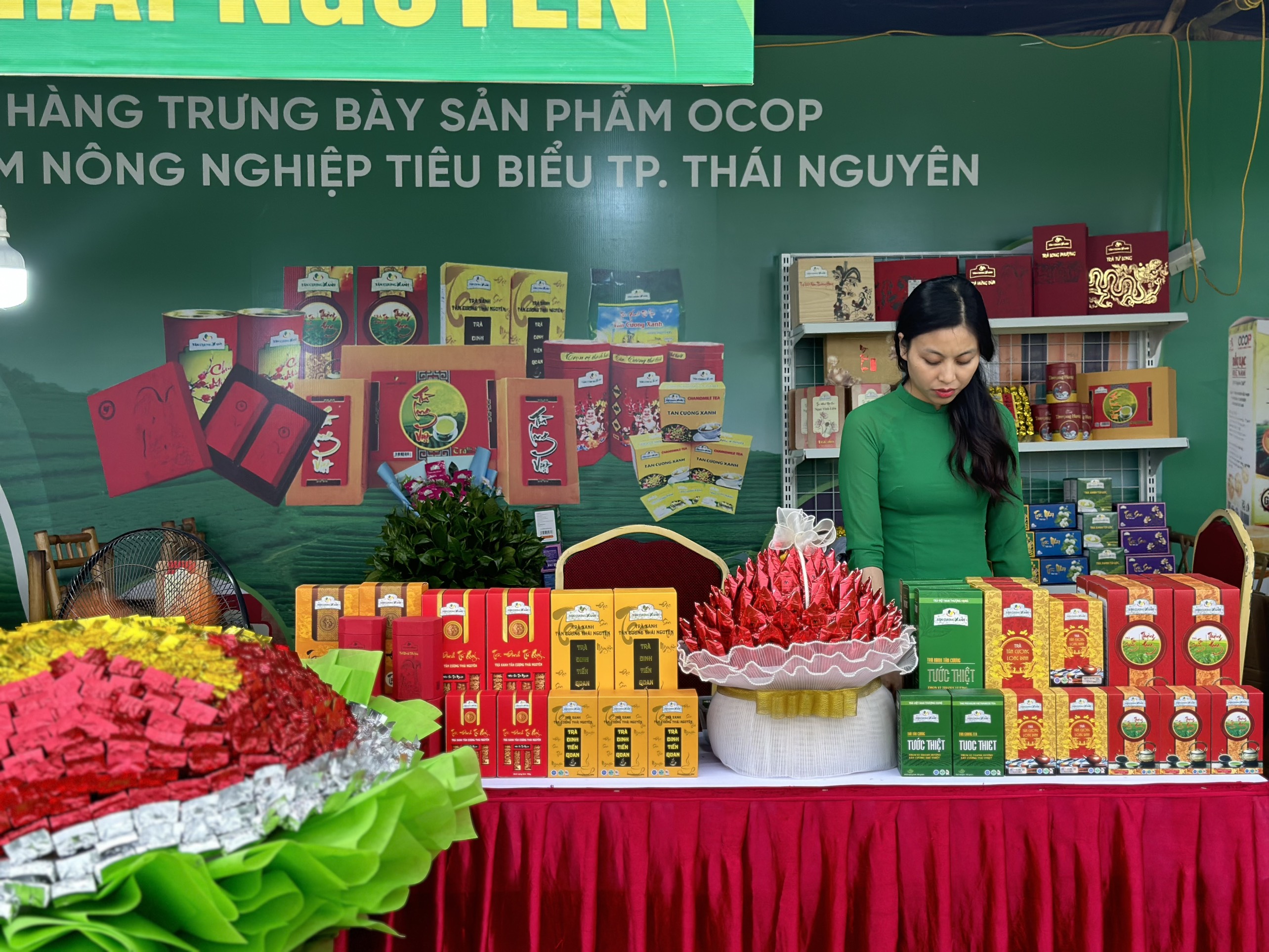 Tan Cuong Xanh tham du hoi cho ocop huyen dai tu 2.jpg